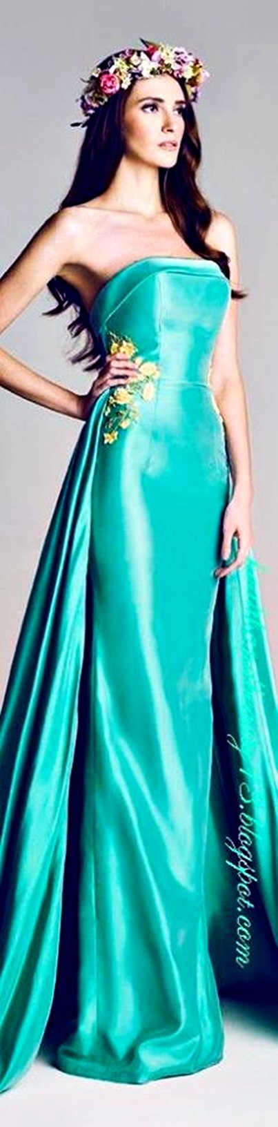 Coroa de Flores e Vestidos de Cores