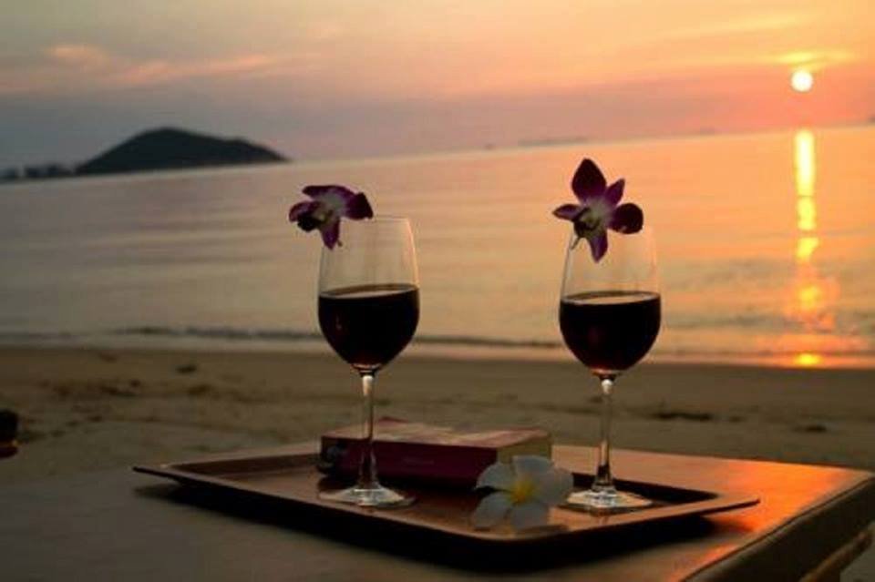 Бокал вина утром. Вино на море вечером. Вино и море. Море вино цветы. Вино на берегу моря вечером.