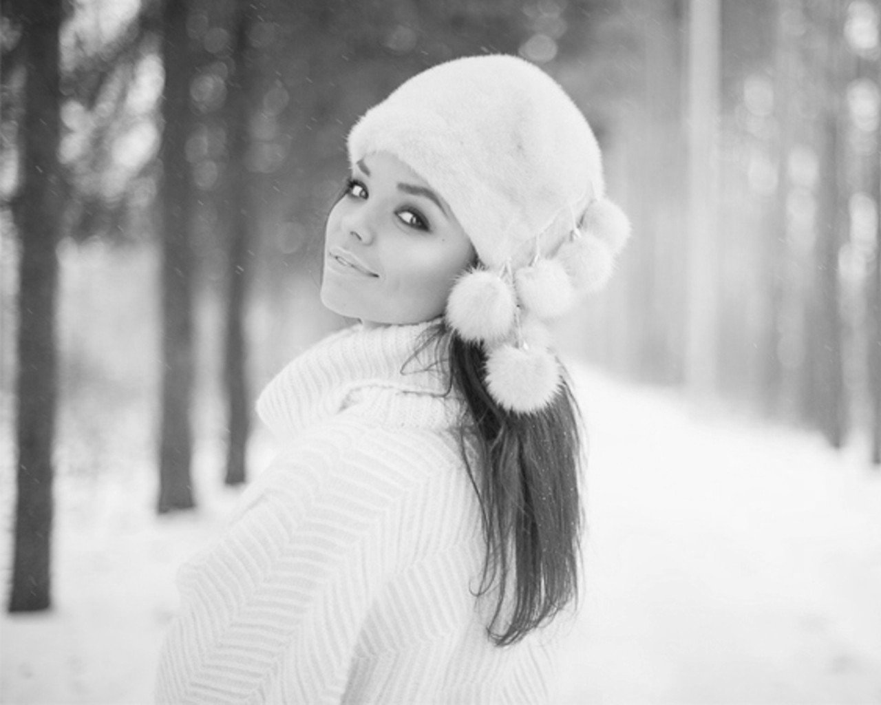 Шапка вацапа. Девушка зима. Красивая девушка зима. Красивая девушка в шапке. Красивая женщина зимой.