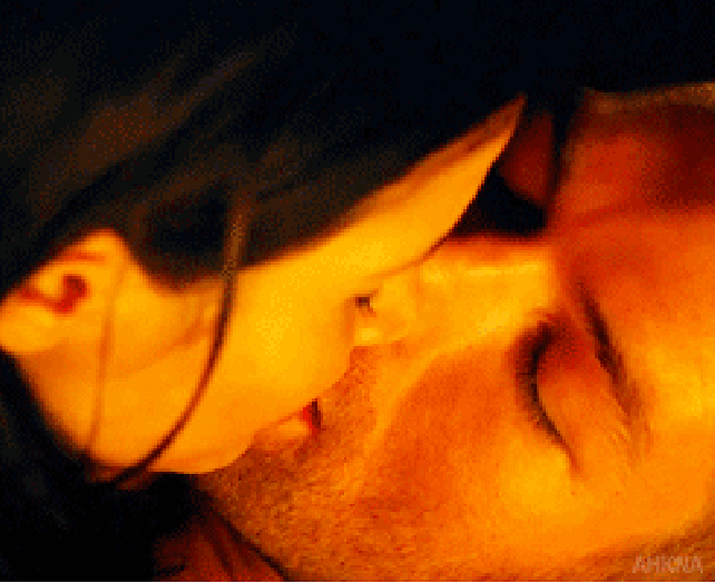 Сон хочет поцеловать. Женщина целует спящего мужчину. Гифка девушка целует парня. Нежный поцелуй в носик. Сладкий поцелуй.